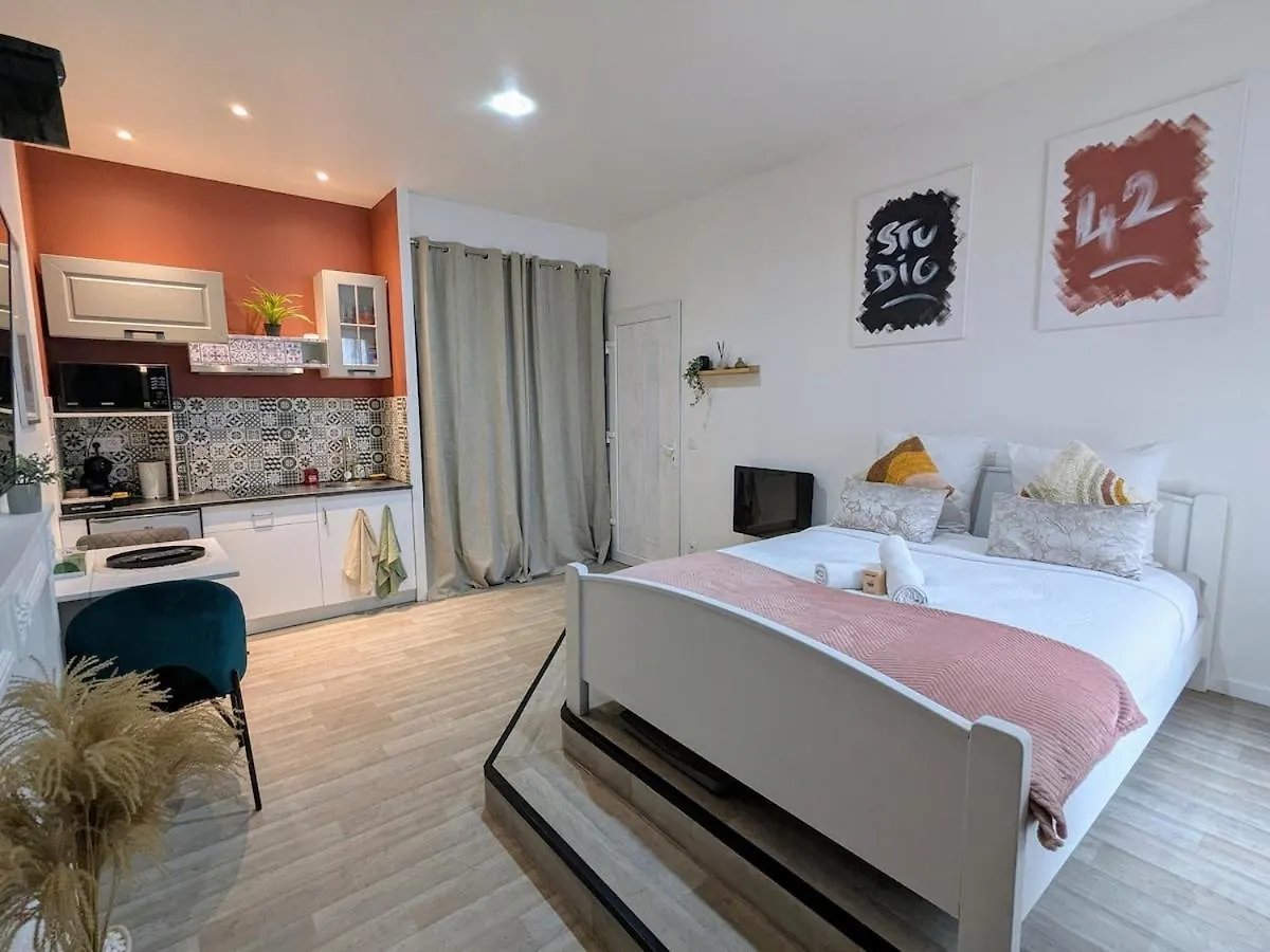 Appartamento Studio 42 With Terrace Roanne