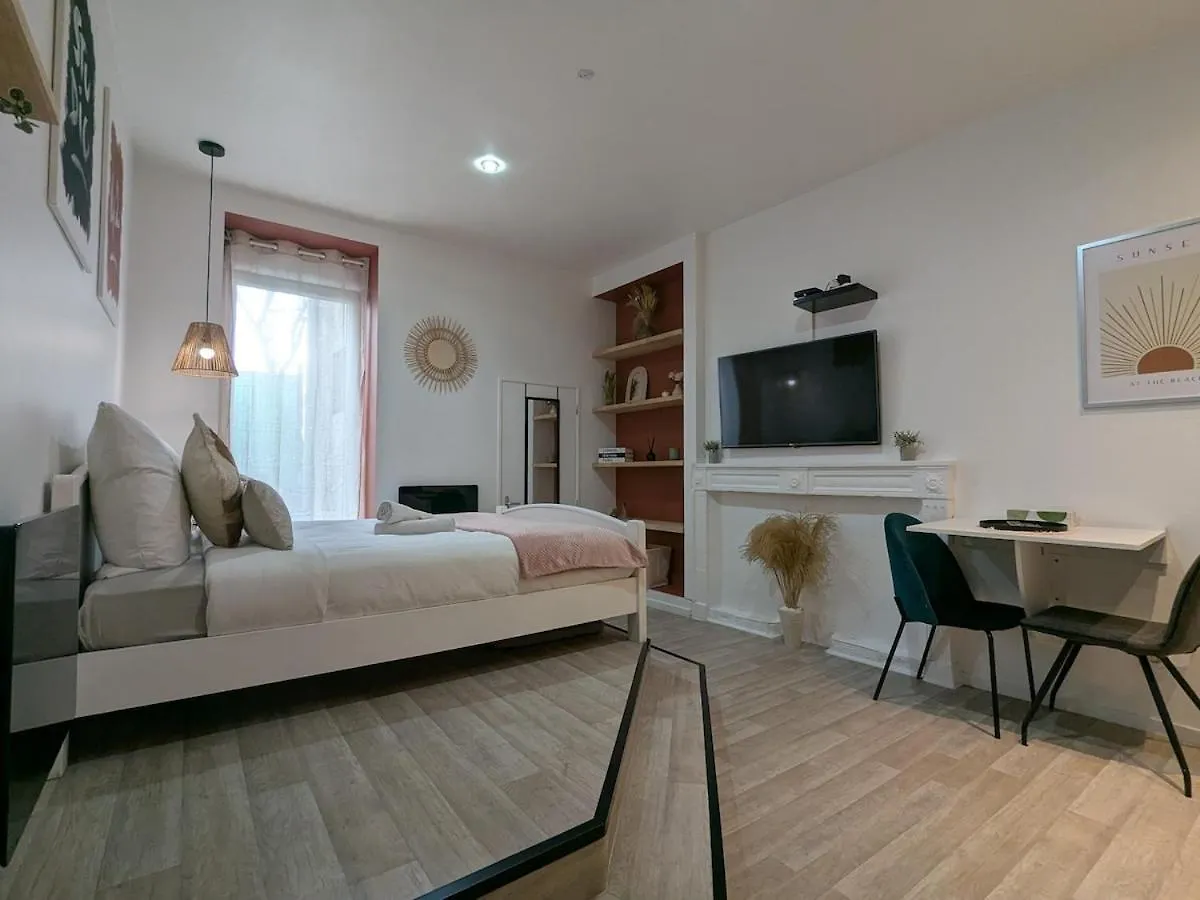 Studio 42 With Terrace Roanne